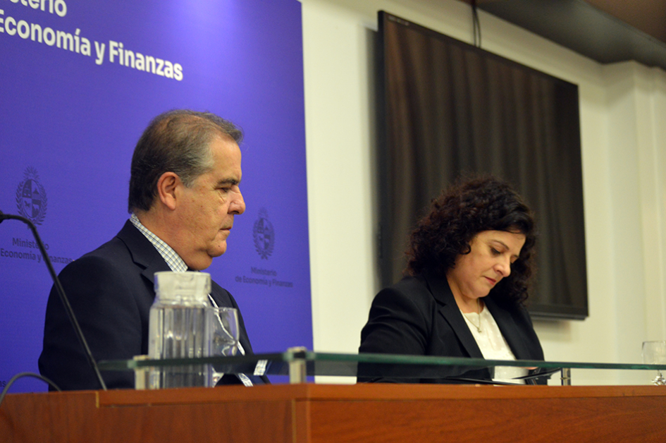 Francisco Gallinal y Adriana Arosteguiberry firmando el acuerdo