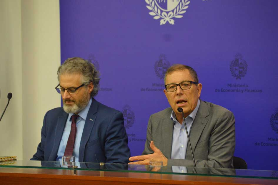 Director de Deuda Herman Kamil, ministro de Economía Gabriel Oddone Presentación calendario emisiones