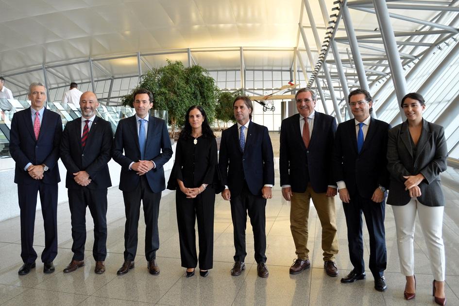 Ministra Azucena Arbeleche y presidente Luis Lacalle Pou, junto a otras autoridades.