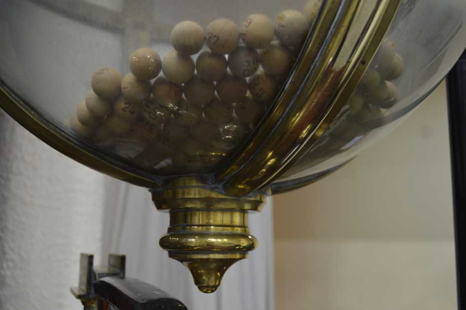 Globo de Loterías y Quinielas con bolillas de la época Globo de Loterías y Quinielas con bolillas de la época
