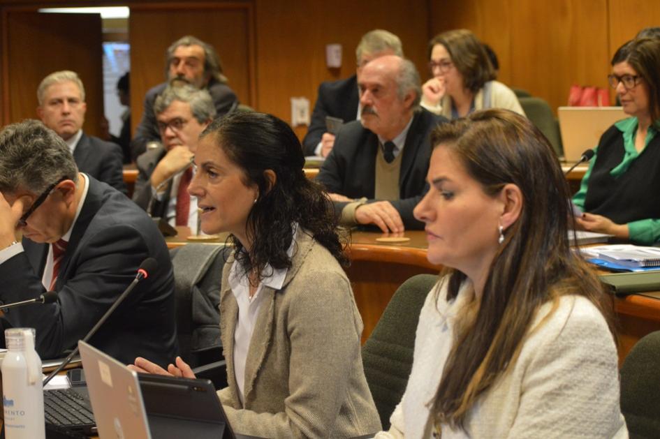 Equipo económico presentando Rendición de cuentas en Comisión del Parlamento