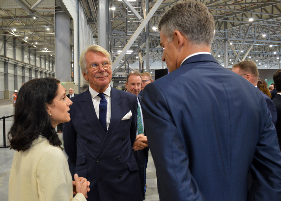 Azucena Arbeleche, Björn Wahlroos y Henrik. Azucena Arbeleche, Björn Wahlroos y Henrik.