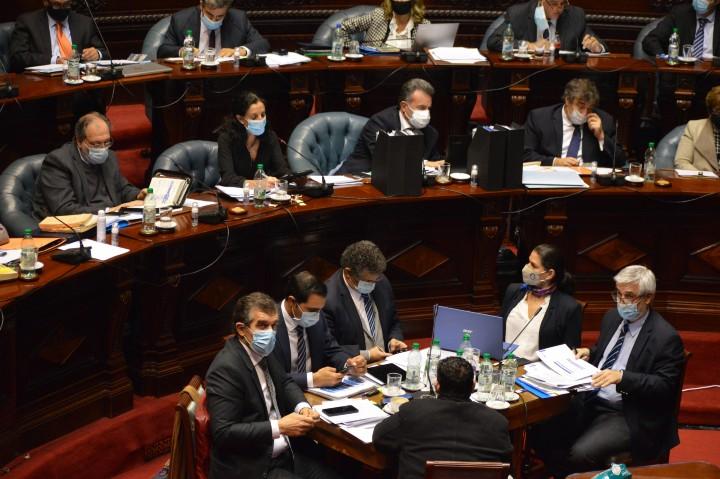 Ministra Arbeleche y ministro Salinas en el Parlamento Interpelación por pandemia