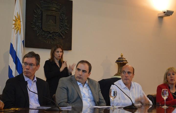 Autoridades del ministerio de Economía y de la Intendencia de Montevideo en conferencia de prensa De izquierda a derecha, Martín Vallcorba, Pablo Ferreri, Daniel Martínez y Gimena Urta