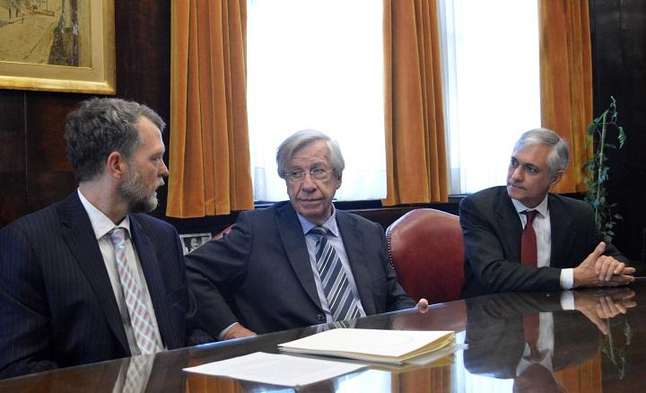 Complejo Hidroeléctrico Salto El ministro Astori durante la firma del préstamo junto a Morgan Doyle, representante del BID