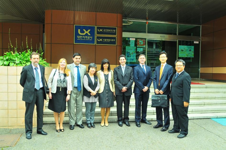 Foto de autoridades de Catastro junto a autoridades de Corea