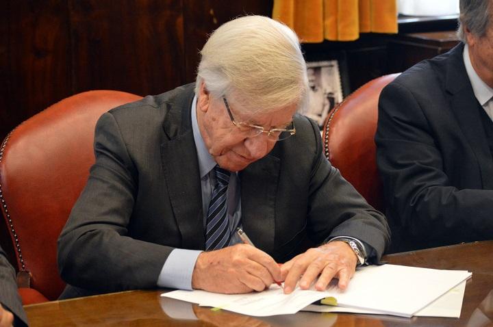 Ministro Danilo Astori firmando documento
