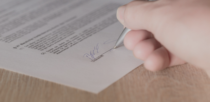 Decreto N° 104/021 - Modificación al régimen de estacionamientos reglamentado por el Decreto N° 110/016 Mano firmando decreto