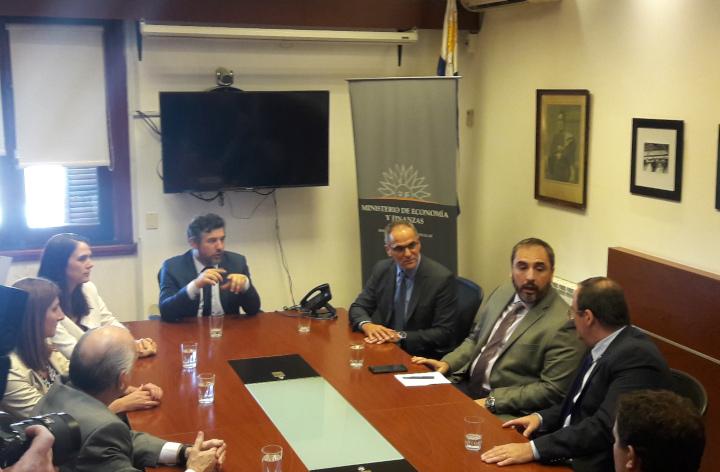 Autoridades de la empresa y ministro (i) Pablo Ferreri Extensión de licencia a PepsiCo