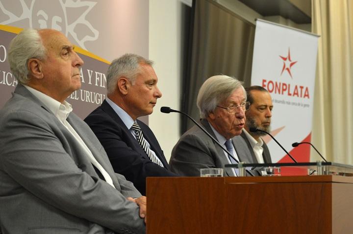 De izquierda a derecha se encuentran: el ministro de Transporte y Obras Públicas, Victor Rossi; el presidente de la Administración Nacional de Puertos, ingeniero Alberto Díaz; el ministro de Economía y Finanzas, Danilo Astori; y el presidente ejecutivo de Fonplata, economista Juan Notaro.