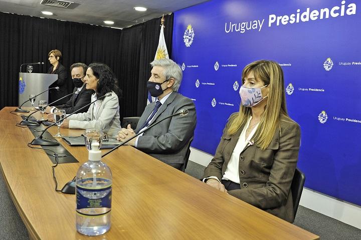 Autoridades en conferencia de prensa