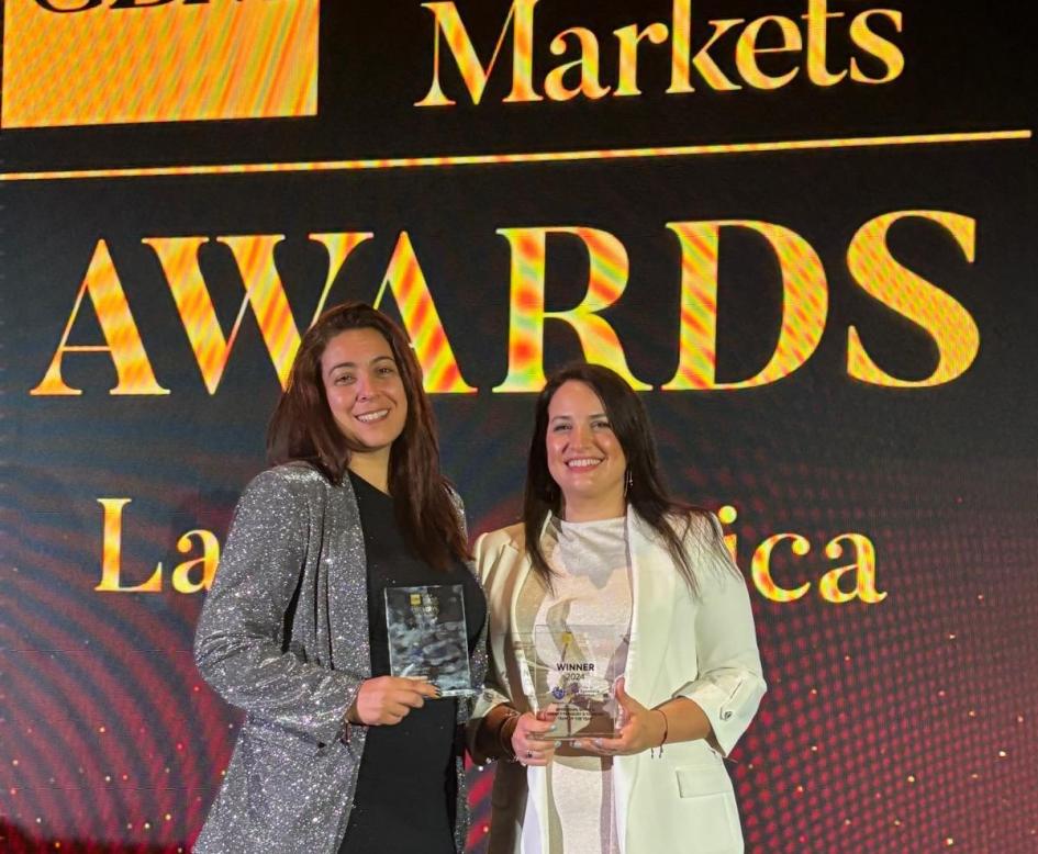 Gabriela Tobías y Victoria Buscio recibiendo premio internacional Gestion de deuda