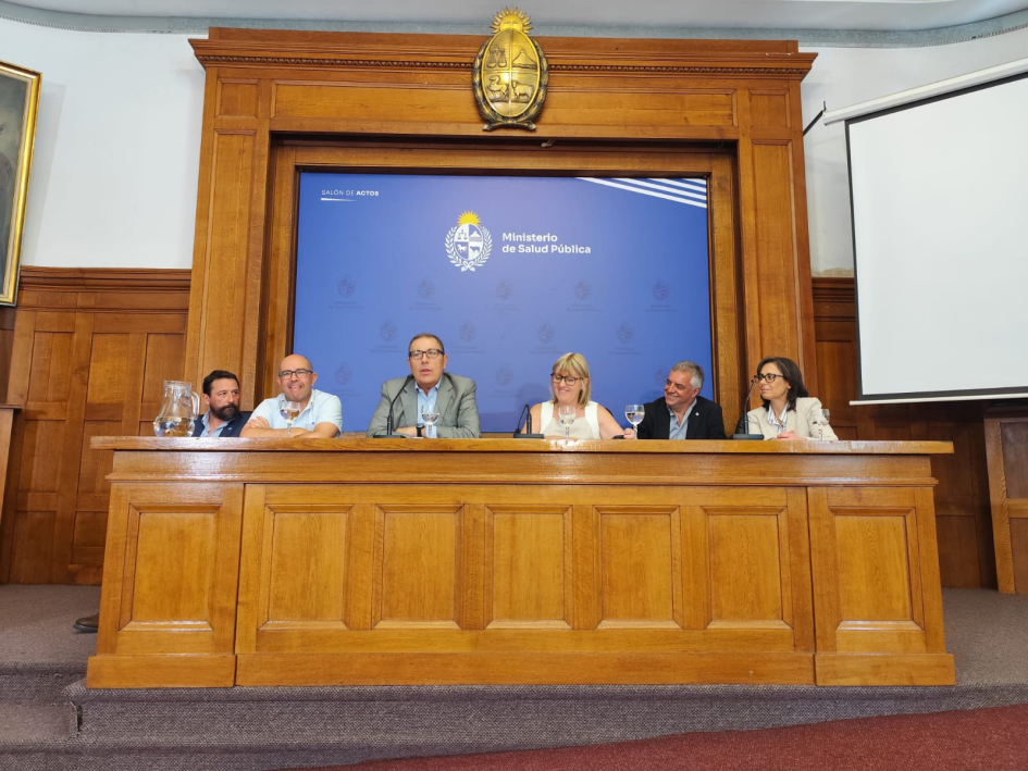 Gabriel Oddone junto a la ministra del MSP, Cristina Lustemberg, y autoridades de la Udelar y ASSE. MEF firmó histórico acuerdo para fortalecer la integración del Hospital de Clínicas