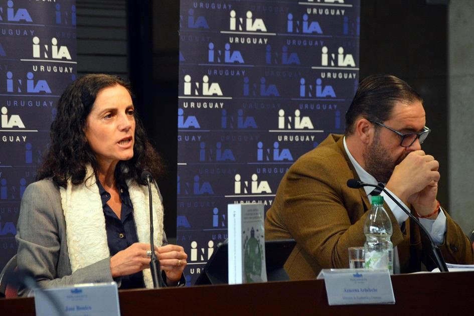 Ministra de Economía Azucena Arbeleche, ministro (i) de Ganadería Ignacio Buffa Presentación libro INIA