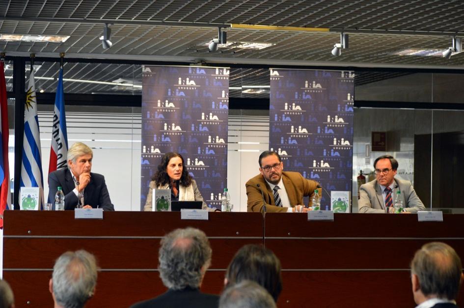 Jose Bonica, ministra Azucena Arbeleche, ministro (i) Ignacio Buffa, ministro Robert Bouvier Presentación libro INIA