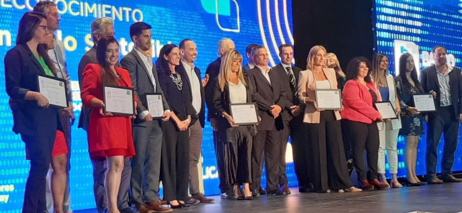 Ministra Arbeleche en la entrega de premios Dia del Exportador