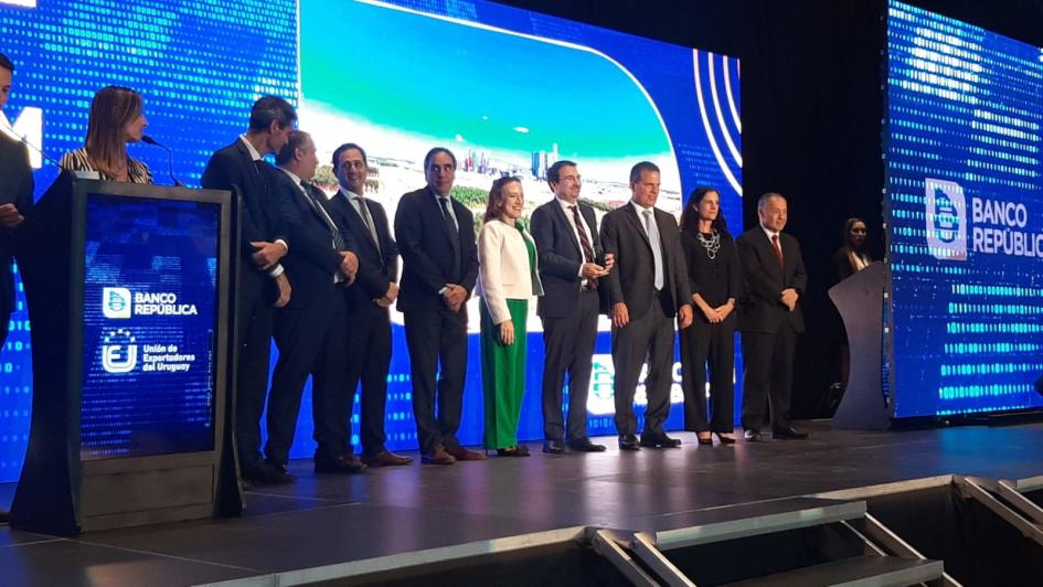 Ministra Arbeleche en la entrega de premios Dia del Exportador