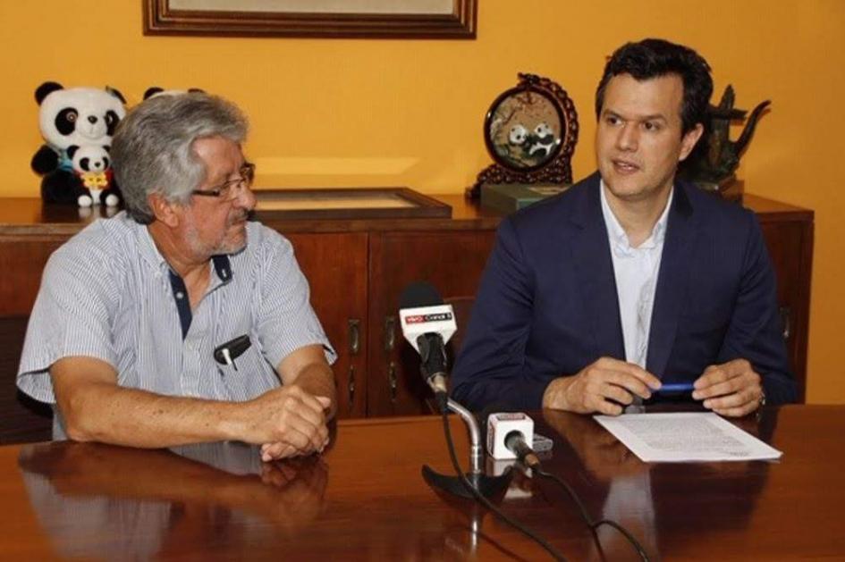 Dr. Alvaro Fuentes, encargado del Área Defensa del Consumidor y el Secretario General Juan Estevez