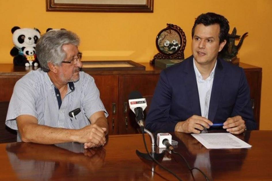 Firma de Acuerdo entre la Intendencia de Lavalleja y El Área Defensa del Consumidor Dr. Alvaro Fuentes, encargado del Área Defensa del Consumidor y el Secretario General Juan Estevez