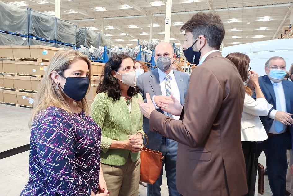 Directora de Industria Susana Pecoy, ministra Azucena Arbeleche, director de Nordex Leonel Delménico Inauguración planta automotriz