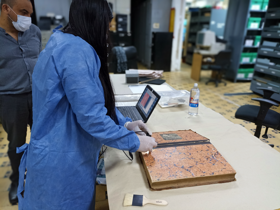 Especialista internacional en conservación documental visitó el Archivo del MEF