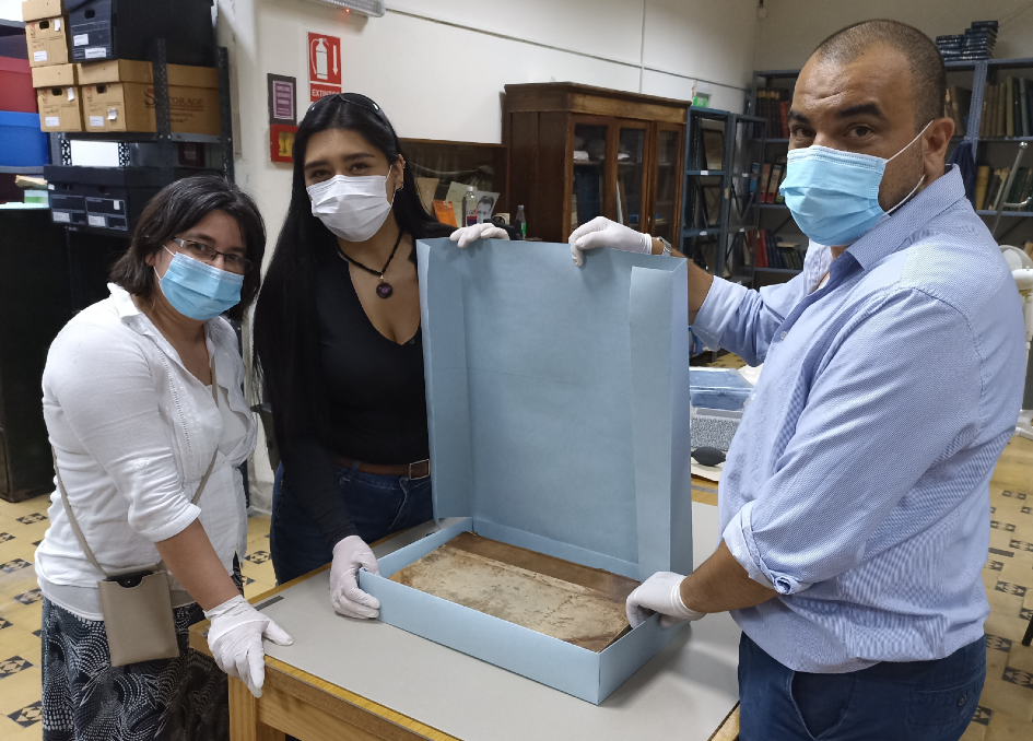 Angelly R. Arancibia durante visita al MEF junto a Ana Laura Fernández y Gabriel Queijo Especialista internacional en conservación documental visitó el Archivo del MEF