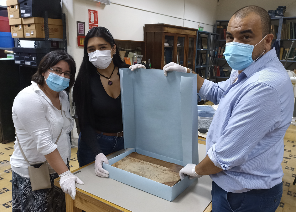 Especialista internacional en conservación documental visitó el Archivo del MEF