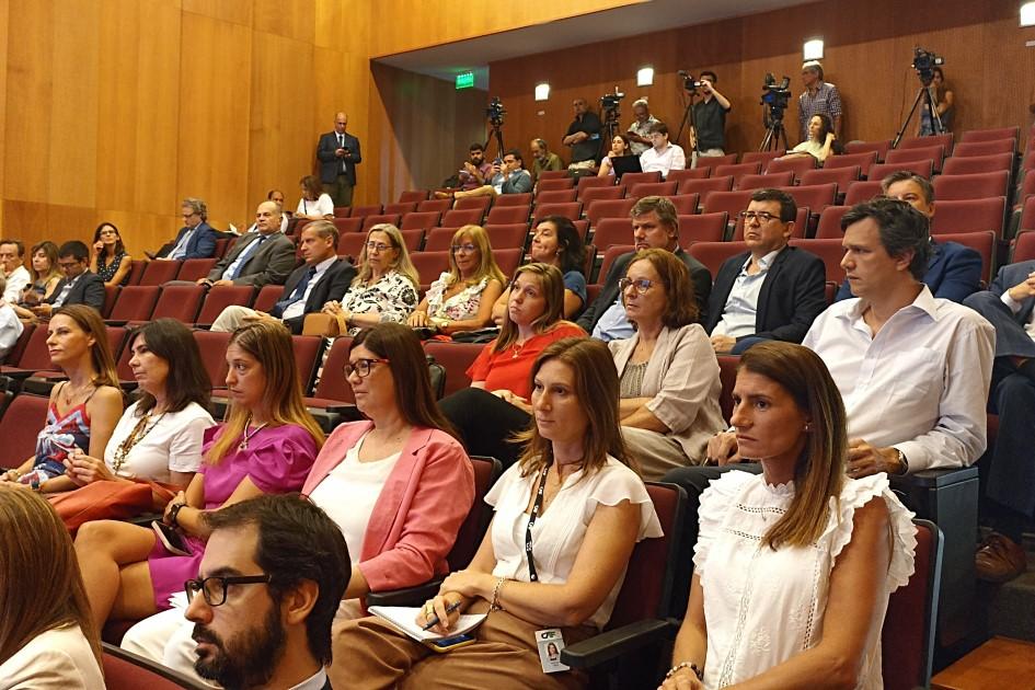 Presentación de Arbeleche sobre la situación fiscal y perspectivas macroeconómicas del Uruguay.