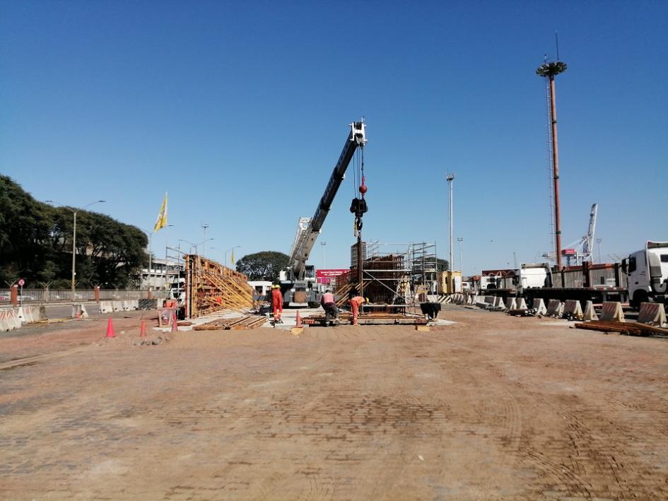 Obra civil que se realiza en el Puerto de Montevideo para la instalación de los nuevos escáneres Grúa trabajando en la obra para la instalación de los nuevos escáneres