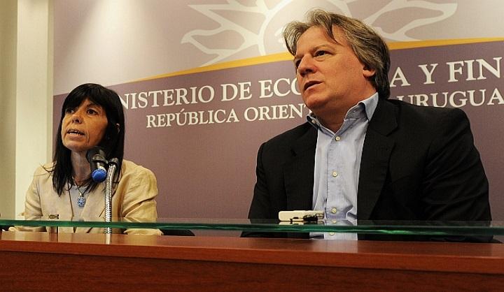 Foto de la Directora de Catastro Ec. Sylvia Amado junto al Ministro de Economía Fernando Lorenzo