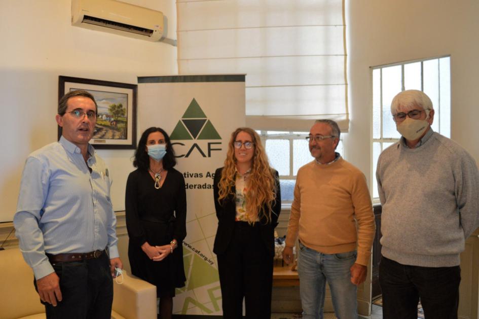 Pablo Perdomo (presidente CAF), ministra Azucena Arbeleche, Stefanía Silveyra, Fernando Bide y Aparicio Hirschy Reconocimiento de CAF