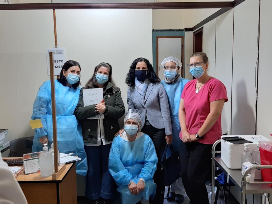 La ministra recorrió los vacunatorios que funcionan en las instalaciones del hospital. Visita al Centro Hospitalario Pereira Rossell