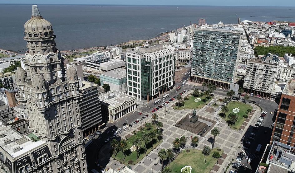 En 2022 se crearon más de 40 mil puestos de trabajo netos Foto aérea de ciudad vieja