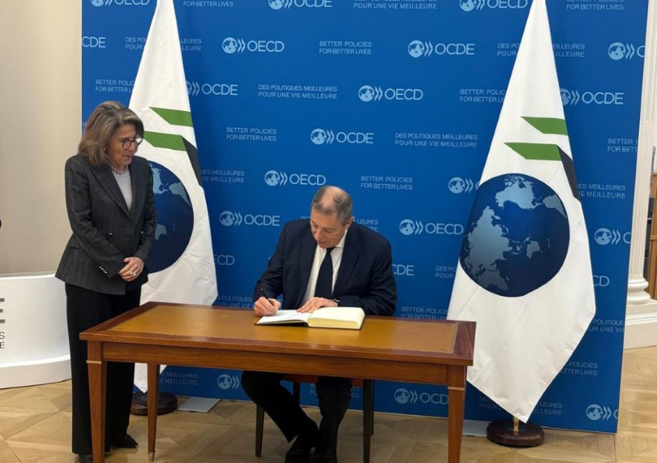 Gabriel Oddone y Fabrizia Lapecorella en la sede de la OCDE en París