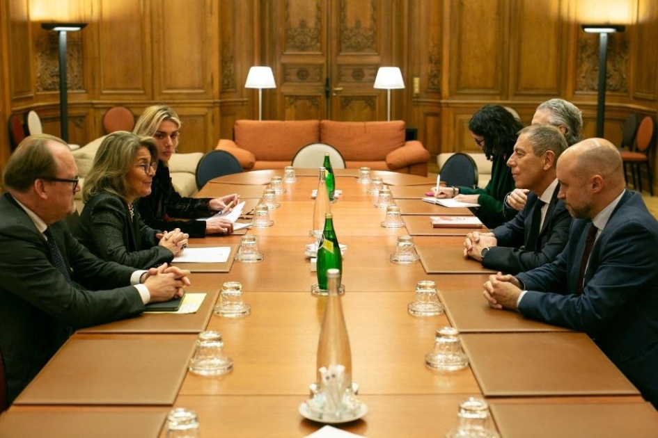 Ministro Oddone y equipo en reunión con autoridades de OCDE