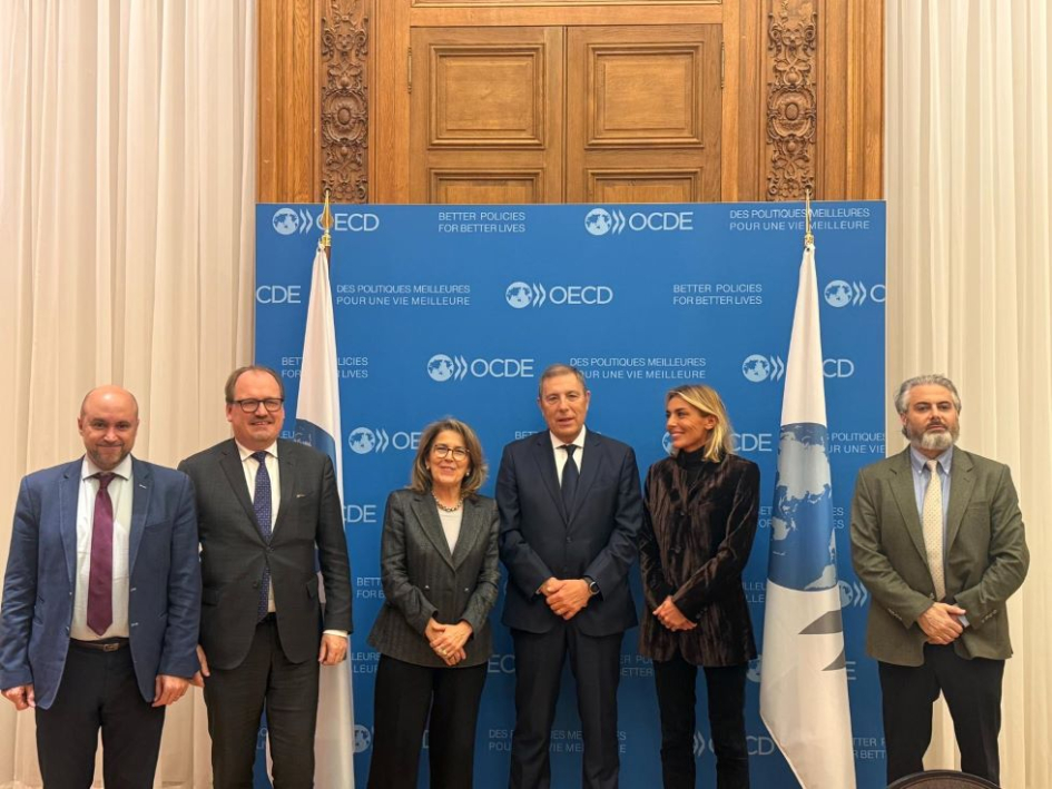 Ministro Oddone y equipo con autoridades de OCDE