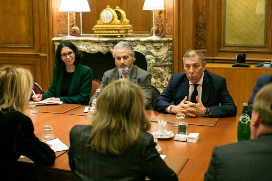 Ministro Oddone y equipo con autoridades de OCDE