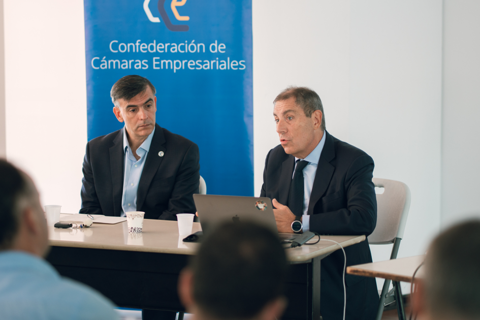 Foto: Oficina de Planeamiento y Presupuesto Ministro Oddone durante reunión con Confederación de Cámaras Empresariales