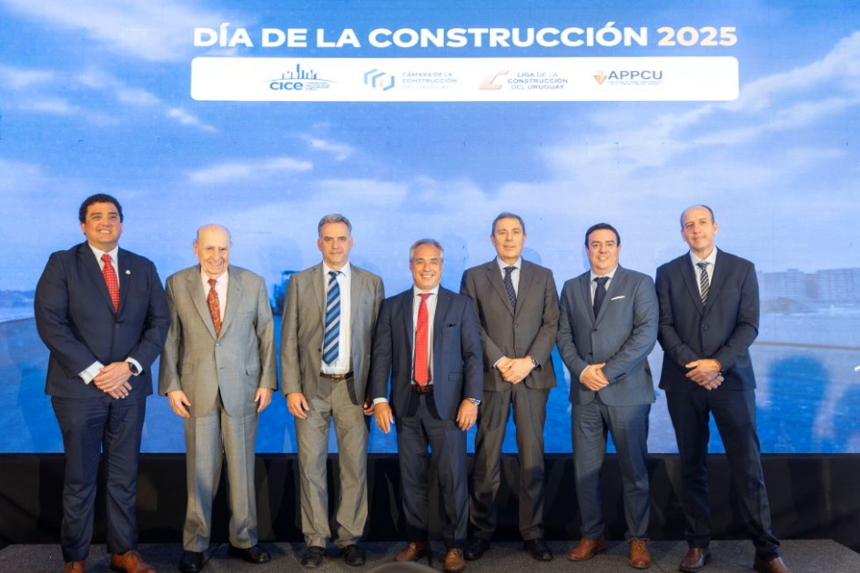 Presidente Yamandú Orsi y ministro Gabriel Oddone en el Día de la Construcción Día de la Construcción