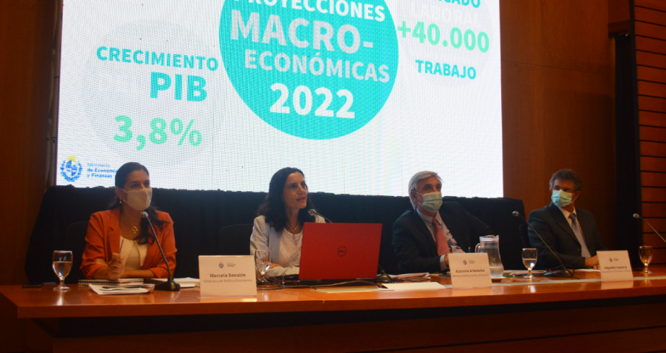 Marcela Bensión, Azucena Arbeleche, Alejandro Irastorza y Fernando Blanco Presentación Situación y perspectivas macroeconómicas