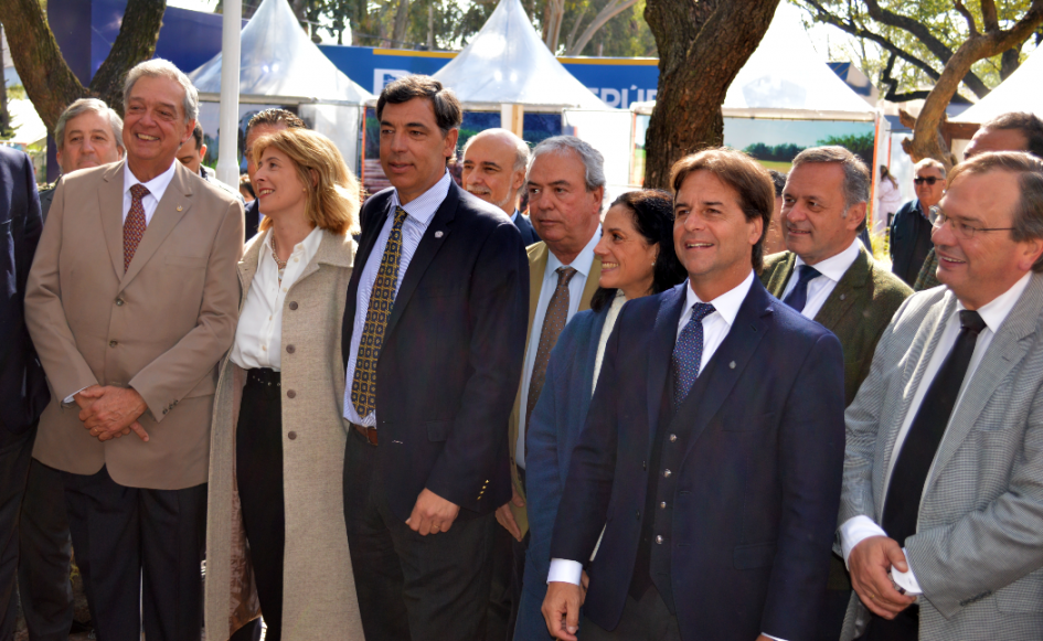 Ministra Azucena Arbeleche y autoridades del gobierno Expo Prado 2022
