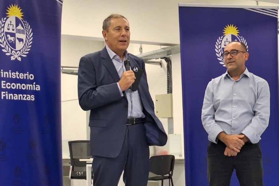 Ministro Gabriel Oddone, director Andrés Recalde Asunción autoridades Catastro