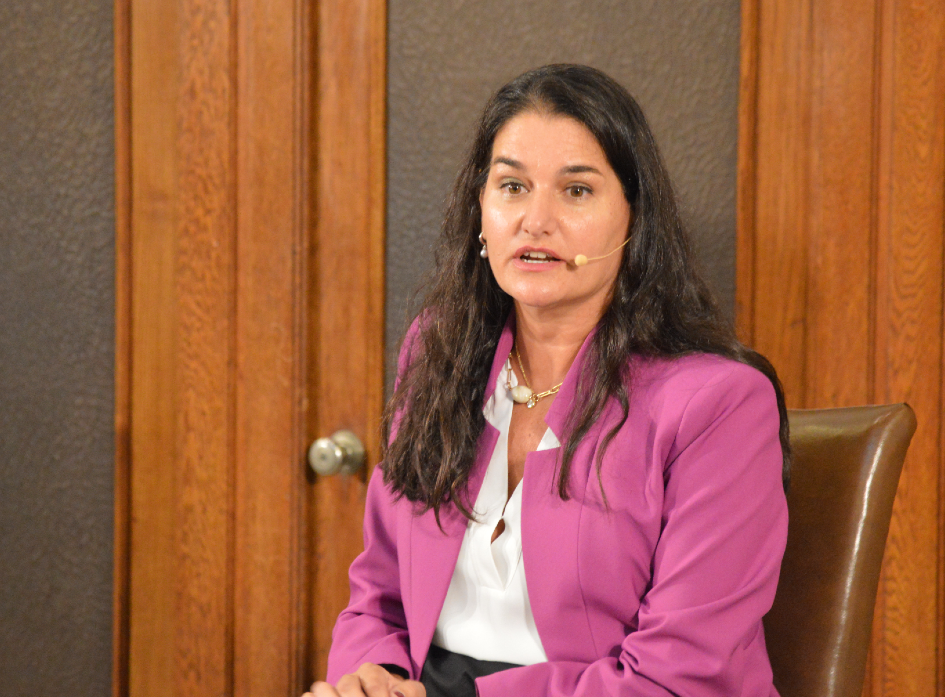 Directora de Política Económica Marcela Bensión Toque de campana por la igualdad de género