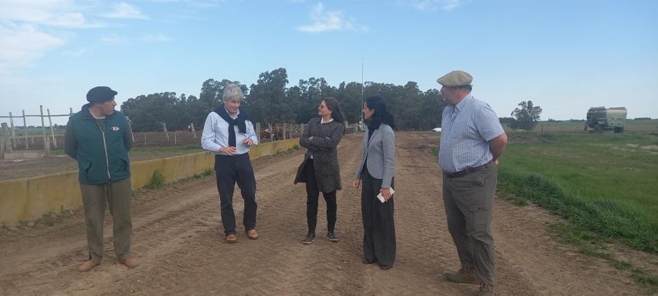 Ministra Azucena Arbeleche y directora Marcela Bensión durante la visita. Ministra Azucena Arbeleche y directora Marcela Bensión durante la visita.
