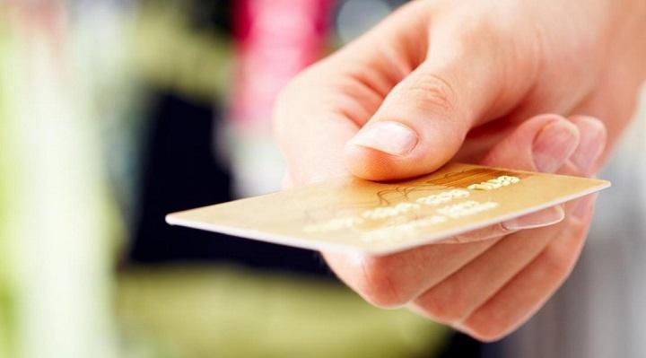 Pagos electrónicos Mano entregando tarjeta de débito