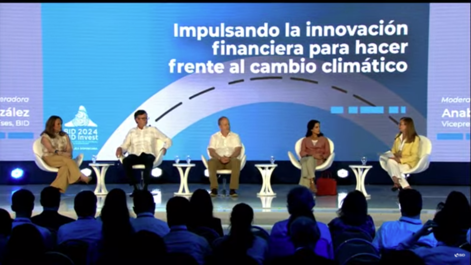 Panel con la ministra Azucena Arbeleche Asamblea BID
