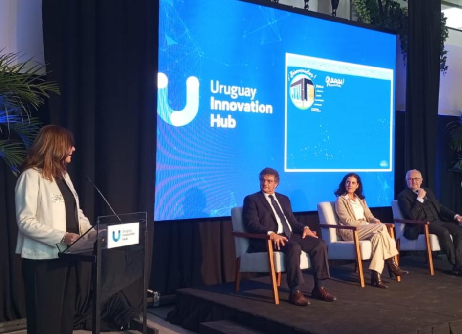Ministra Arbeleche y panel Uruguay Innovation Hub