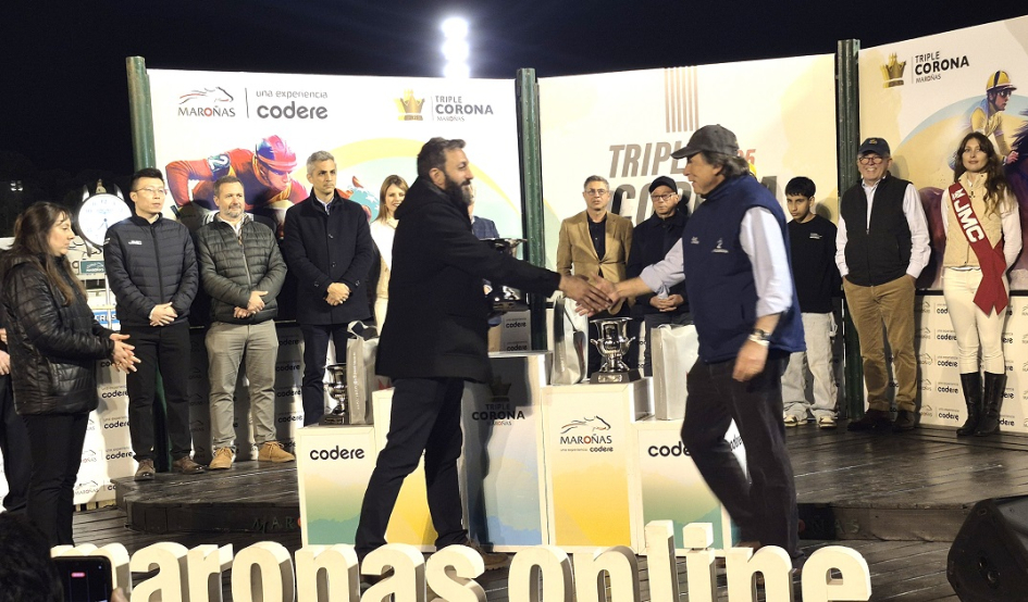 Maroñas vivió una jornada clásica con mirada al Latinoamericano y el inicio de la Triple Corona Director General de Casinos, Fernando Estévez entregando premio luego de carrera