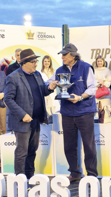 Maroñas vivió una jornada clásica con mirada al Latinoamericano y el inicio de la Triple Corona Ministro Fratti entregando premio luego de la carrera