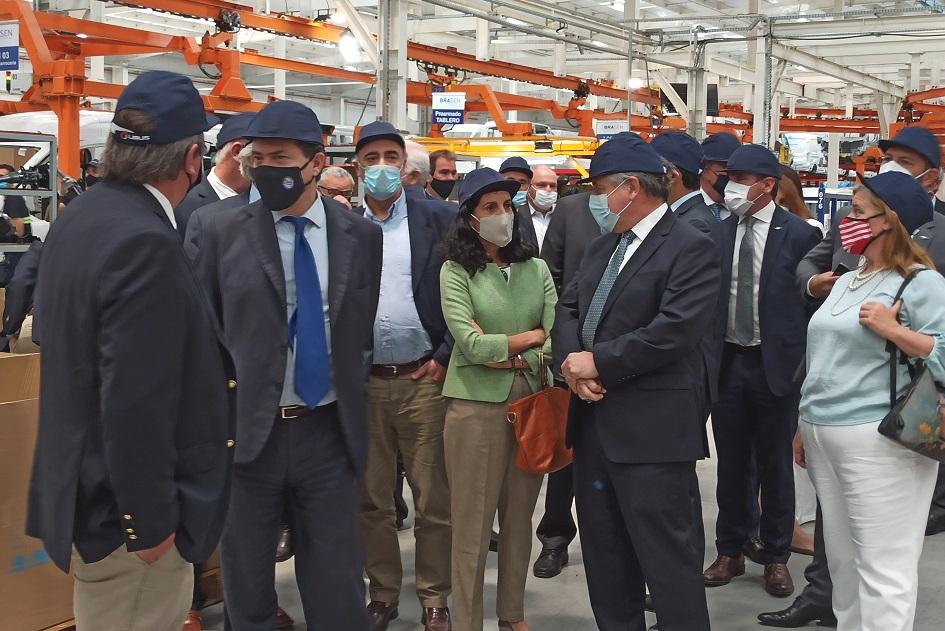 Ministra Azucena Arbeleche, prosecretario Rodrigo Ferrés, ministro Pablo Mieres, ministro Omar Paganini Inauguración planta automotriz